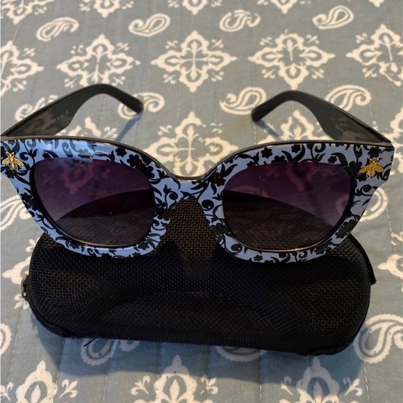 Gucci Black and White vine Patterned Women's Sunglasses - Picture 2 of 6